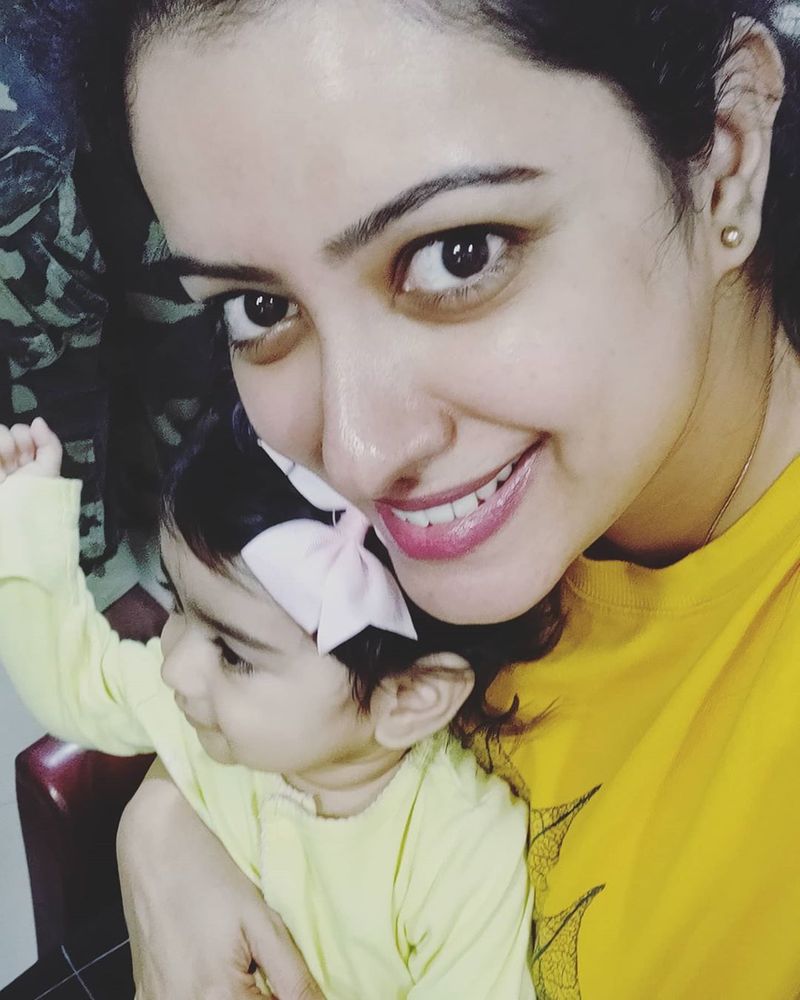 தன் குழந்தையுடன் செலஃயி எடுத்து கொண்ட வெங்கட்ராமன் மனைவி 