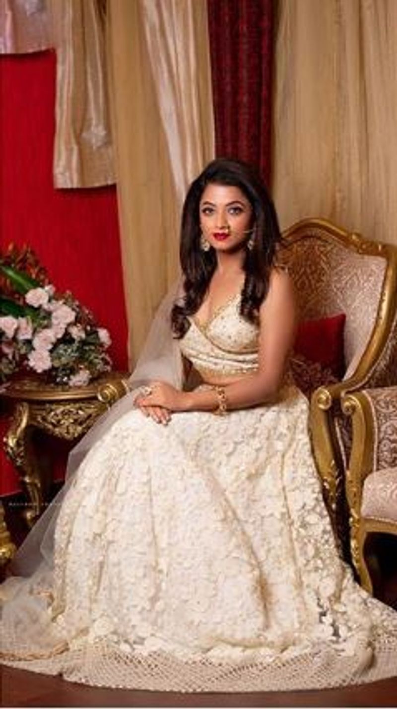கொரோனா வைரஸ் ஒருபுறம் அச்சுறுத்தி வந்த நிலையில், திரையுலகில் பணியாற்றி வரும், சீரியல் நடிகர்கள் மற்றும் மற்ற தொழிலாளர்களின் பொருளாதாரத்தை கருத்தில் கொண்டு, கடந்த மாதம் சீரியல் பணிகள் துவங்கியது.