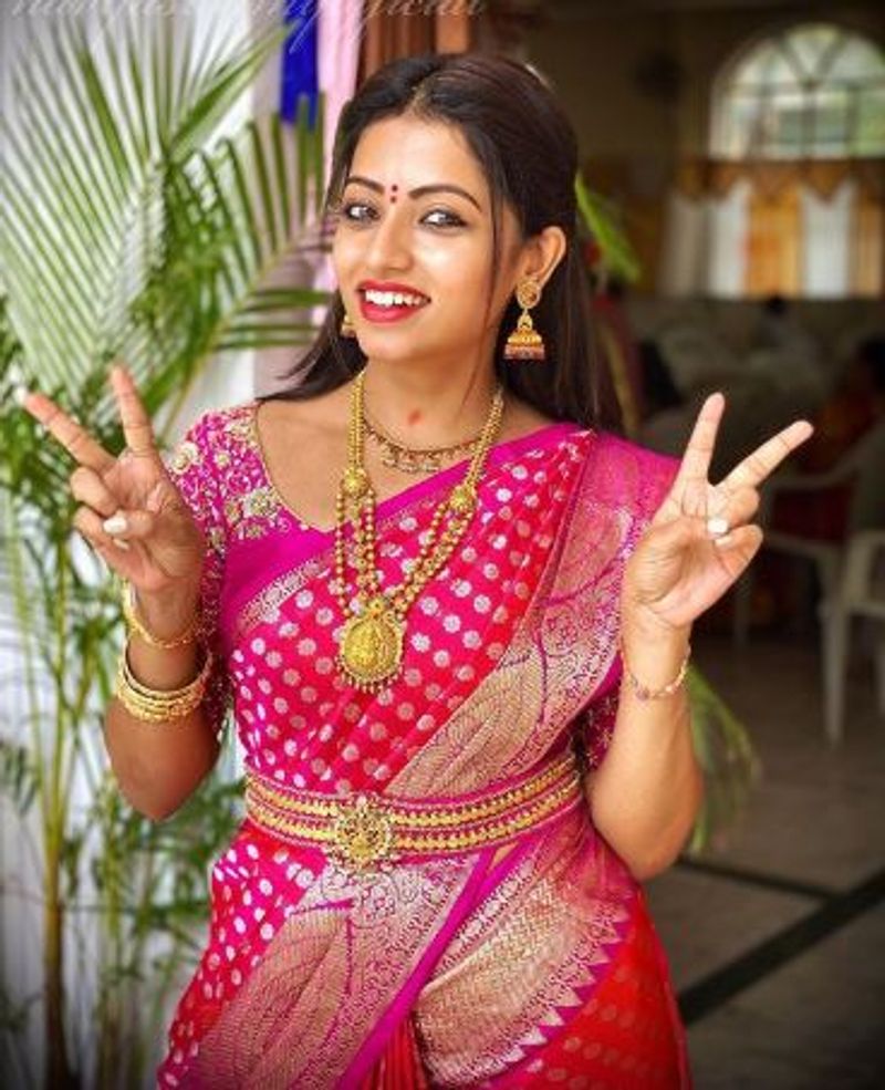 நவ்ய சுவாமி தற்போது தனிமைப்படுத்தலில் உள்ளார். இந்நிலையில் தெலுங்கு சீரியல் படப்பிடிப்பின் போது அந்த டிவி நிர்வாகம் அனைத்து நடிகர்களுக்கும் கொரோனா பரிசோதனை செய்துள்ளது.