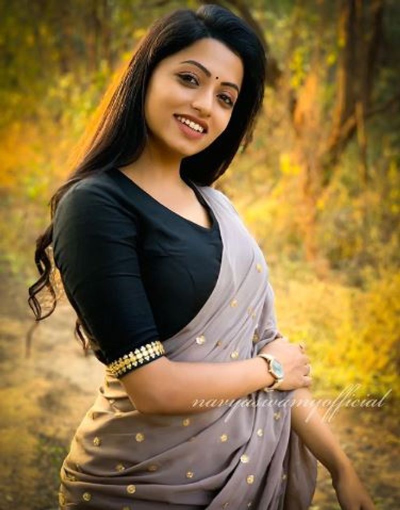 கடந்த சில தினங்களாக தொடர்ந்து சீரியல் பணிகளில் இவர் கலந்து கொண்டதால், கொரோனா தொற்று ஏற்பட்டுள்ளது. தமிழ் சீரியல்களில் மிகவும் பிரபலமான இவருக்கு கொரோனா உறுதி செய்யப்பட்டுள்ளது இவருடைய ரசிகர்களை அதிர்ச்சியடைய வைத்துள்ளது.