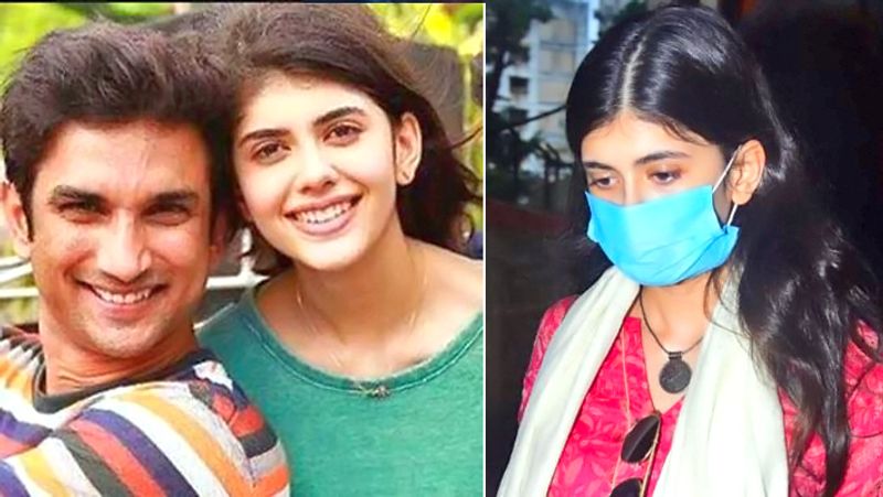 দিল বেচারা ছবির মধ্যে দিয়েই বলিউজডে নিজের পরিচিতি তৈরি করতে চেয়েছিলেন সঞ্জনা। সেই ছবির মুক্তির কথা ছিল ৯ মে।