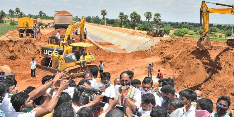 tpcc chief uttam kumar visits kondapochamma sagar project in siddipet