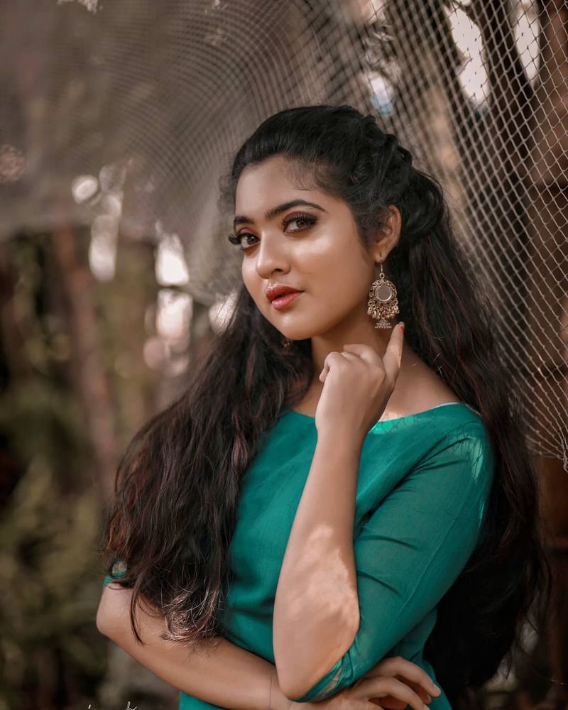டீ ஷர்ட்யில் அழகோ அழகு 