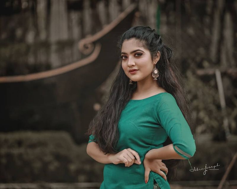 இளசுகளை ஈர்க்கும் நந்தனா 