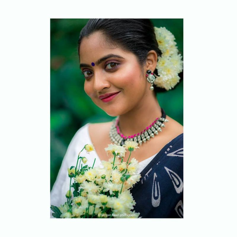 வெள்ளை பூக்களில் மறைந்து இருக்கும் நந்தனா 
