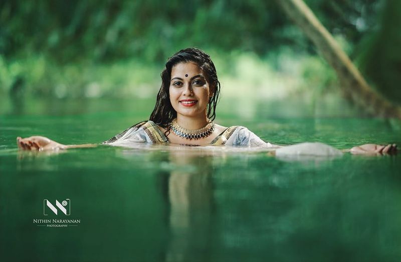 நீச்சல் குளத்தில் அழகாய் இருக்கும் அனுஸ்ரீ 