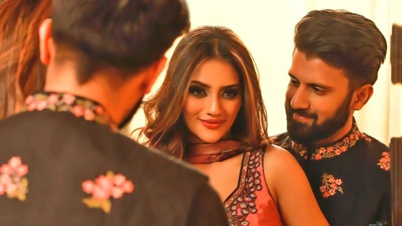 এবারের ছবিটা পুরো উল্টো, বছর ঘুরতে না ঘুরতেই বদলে গেছে সম্পর্কের সমীকরণ। এবার আর নিখিলকে নিয়ে নয়, বরং একাই রথযাত্রার শুভেচ্ছা জানালেন সাংসদ অভিনেত্রী নুসরত জাহান।