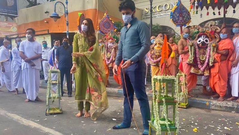 তবে তিনি একা নন পাশে ছিলেন স্বামী নিখিলও। তবে তিনি শুধু অংশই নেন নি সমস্ত রীতি মেনে মন্ত্রোচ্চারণ করে আরতিও সেরেছিলেন অভিনেত্রী। 