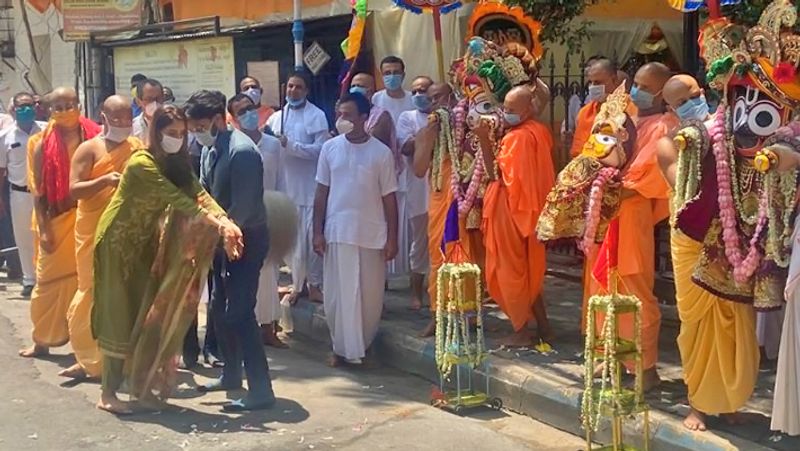 রথের দড়িতে টান দিয়েই ক্ষান্ত হননি বরং সমস্ত রীতি মেনে মন্ত্রোচ্চারণ করে আরতিও করেছিলেনঅভিনেত্রী। সকলের ট্রোল উপেক্ষা করেই বারেবারে বুঝিয়ে দিয়েছিলেন, 'সবার উপরে মানুষ সত্য, তাহার উপরে নাই।'