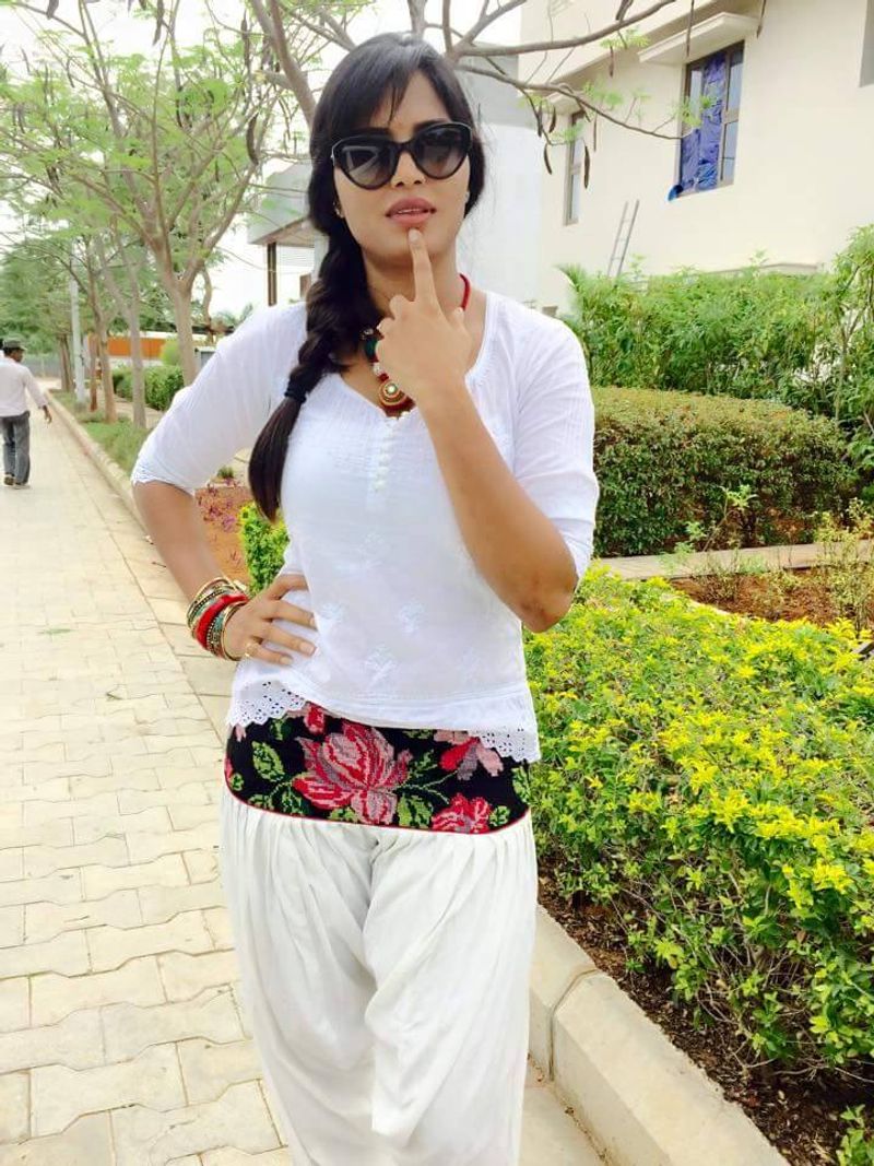 ఈ సినిమా లో న్యూడ్ గా నటించాల్సిన అవసరం లేదన్నారు. కానీ కాస్త హాట్ గా కనిపించాల్సి వస్తుందని అన్నాడు.కొన్ని సినిమాలో చూపిన విధంగా కాకుండా మరోలా తీశారు. కానీ అవి మాత్రం ప్రేక్షకులకు నగ్నంగా నటించినట్లుగా అనిపించింది. 
