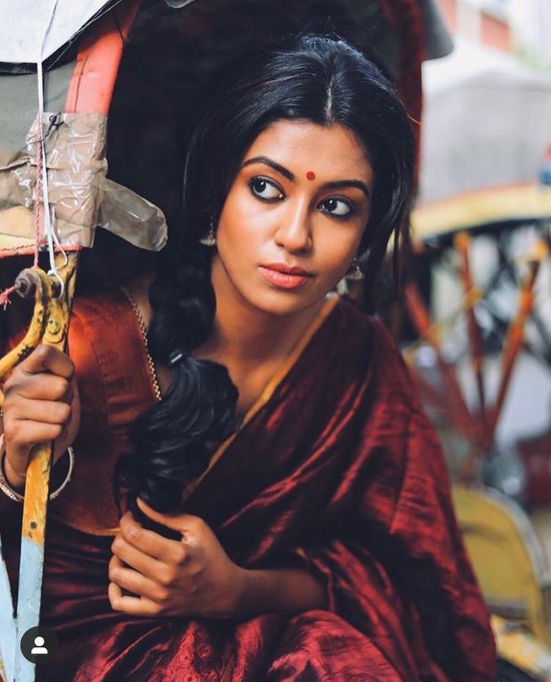 ஓல்ட் கெட்டப்யில் இந்த காலத்தில் போஸ் கொடுக்கும் ரோஷ்ணி 