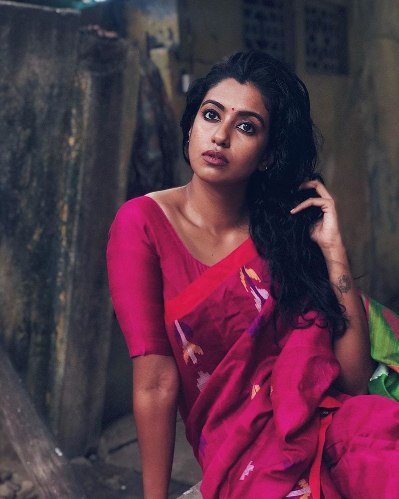 கண்விழியில் மை வைத்து பெண்மைக்கான அழகை பூர்த்தி செய்த ரோஷ்ணி 