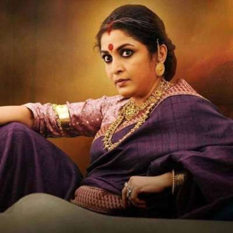 బాహుబలి సినిమాతో జాతీయ స్థాయిలో పేరు తెచ్చుకుంది సీనియర్ నటి రమ్యకృష్ణ. తెలుగు, తమిళ, కన్నడ, మలయాళ, హిందీ భాషల్లో కలిపి వందల సినిమాల్లో నటించింది రమ్యకృష్ణ. ఖల్నాయక్, క్రిమినల్ లాంటి హిందీ సినిమాల్లో రమ్యకృష్ణ నటనకు మంచి గుర్తింపు వచ్చింది.
