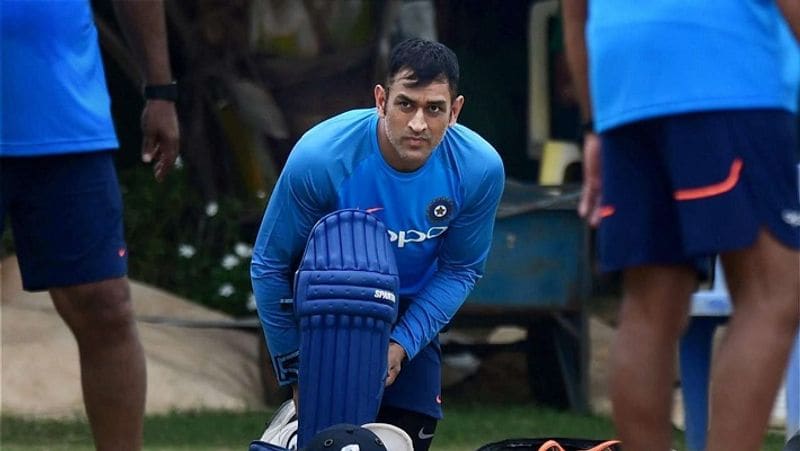 There is a lot of talk on retirement of Dhoni, but Michael Hussey wants to see Mahi playing for 10 years MJA