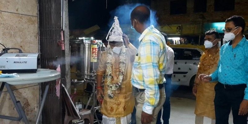  উত্তর দিনাজপুরের রায়গঞ্জের শহরের ছত্রপুর এলাকায় থাকেন দেবব্রত দেবনাথ। পেশায় তিনি স্বাস্থ্য দপ্তরের কর্মী। সরকারি চাকুরে ছেলের বিয়ের তোড়জোড় শুরু করে দিয়েছিলেন পরিবারের লোকেরা। 