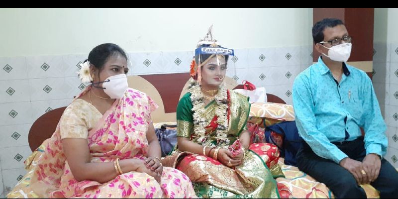 শেষপর্যন্ত যখন সেই মাহেন্দ্রক্ষণ এল, ততদিনের পরিস্থিতি আমূল গিয়েছে। করোনা আতঙ্কে প্রায় মাস তিনেক লকডাউন চলেছে গোটা দেশে। নিয়মের কড়াকড়া এখন ততটা নেই। কিন্তু আনলক পর্বেও সামাজিক দূরত্ব, স্যানিটাইজেশনের মতো বিধি নিষেধ বহাল রেখেছে প্রশাসন।
