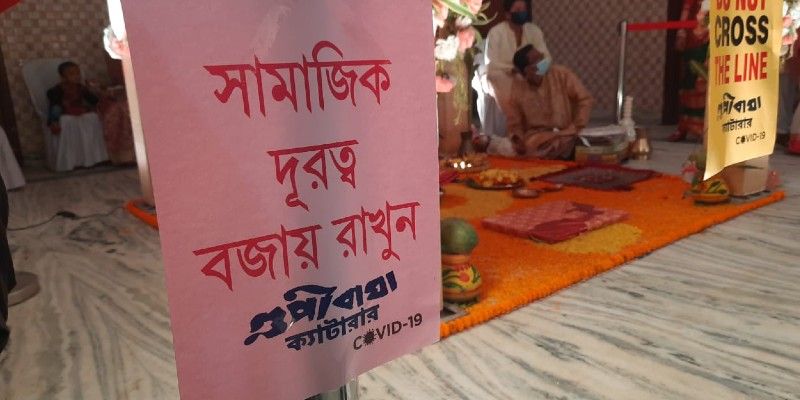 পরিস্থিতি যেমনই হোক না কেন, শুভকাজ ফেলে রাখতে চাননি পাত্র ও পাত্রীর পরিবারের লোকেরা। নিরুপায় হয়ে মুখে মাস্ক পরেই বিয়ের আসরে হাজির হলেন বর। স্যানিটাউার হাত ধুয়ে গেলেন ছাদনাতলায়। তার আগে মুখে ফেস শিল্ড পরে জামাইকে বরণ করলেন শ্বাশুড়ি।
