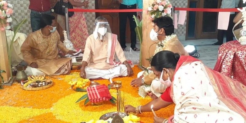  বিয়ের সাজে কনের মুখেও ছিল ফেস শিল্ড। মাস্ক পরেই মন্ত্রোচারণ করলেন পুরোহিত। এমনকী, নিয়ন্ত্রিতদের ভোজপর্বও চলল দুই দফায়।
