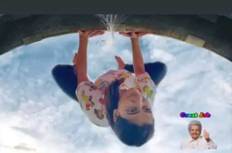 சமந்தா யோகா செய்து வெளியிட்ட அந்த புகைப்படத்தை வைத்து, ஸ்பைடர்மேன் மீமை வடிவமைத்துள்ளனர். 