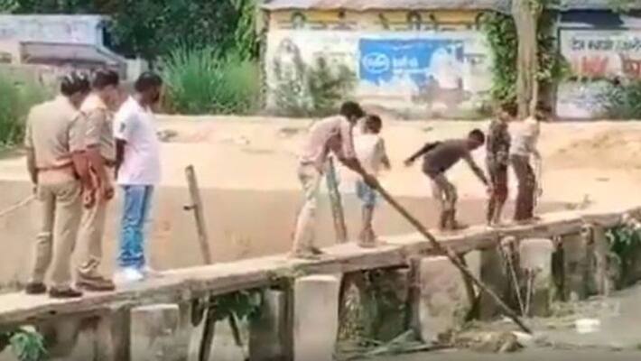 Police took out the dead body flowing in the canal from the children video goes viral kpl Police took out the dead body flowing in the canal from the children video goes viral kpl
