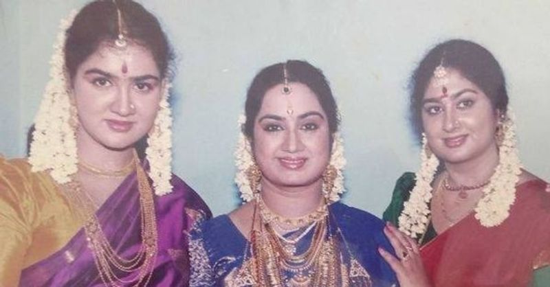 ஊர்வஷியின் சகோதரிகள் கல்பனா மற்றும் கலரஞ்சினி இவங்க மூன்று பெரும் சினிமா துறையை சேர்ந்தவர்கள் தான் 