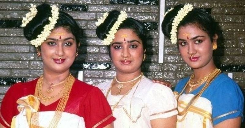 இவங்க பிறந்த ஊர் திருவனந்தபுரம் கேரளாவை சேர்ந்தவர்கள் இவங்க அப்பா சவர நாயர் அம்மா விஜயலக்ஷிக்கு பிறந்தவர்கள் அதனால தான் கேரளத்து பைங்கிளி போல் போஸ் கொடுக்கும் மூன்று நடிகைகள் 