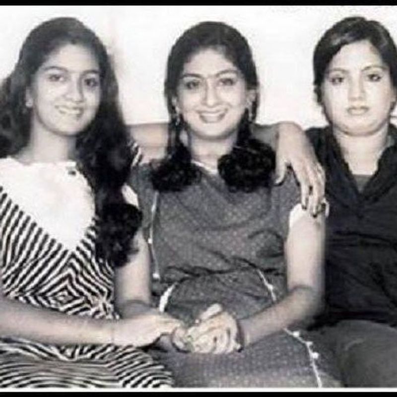 சிறுவயதில் கவுன் போட்டு கொண்டும் இருக்கும்பொழுது எடுக்க பட்ட புகைப்படம் 