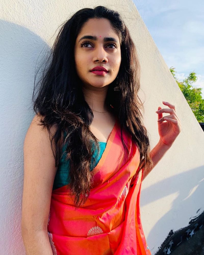 இவ்வளவு ஏன் பிரபல நாளிதழில், மக்களிடையே அதிக பிரபலம் அடைந்தவர்கள் யார் என்று கருத்துக் கணிப்பு நடத்தப்பட்ட போது கூட லாஸ்லியாவிற்கு இரண்டாவது இடம் கிடைத்தது குறிப்பிடத்தக்கது. 