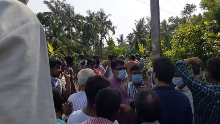 Locals hold demostration over corruption in Amphan relief distribution in Bisnupur Locals hold demostration over corruption in Amphan relief distribution in Bisnupur