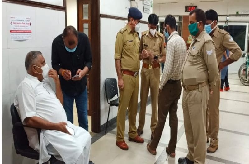 গোটা ঘটনার তদন্তে উত্তরপ্রদেশ পুলিশের তাবড় কর্তারা কানপুরে গিয়েছেন। লখনউ থেকে রাতারাতি সেখানে ফরেন্সিক দল পৌঁছেছে। গোটা এলাকা জুড়ে এখন থমথমে ভাব।