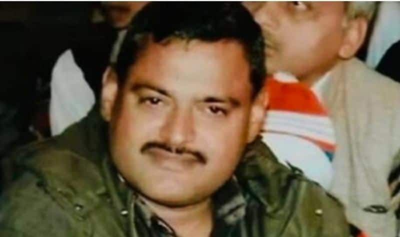  কুখ্যাত দুষ্কৃতী বিকাশ দুবেকে ধরতে বৃহস্পতিবার মধ্যরাতে অভিযানে নেমেছিল উত্তরপ্রদেশ পুলিশ। ১৫-১৬ জনের একটি দল হাজির হয়েছিল কানপুরের চৌবেপুর থানা এলাকায় ডিক্রু গ্রামে। পুলিশের কাছে খবর ছিল এই গ্রামে নিজের বাড়িতেই রয়েছে বিকাশ।