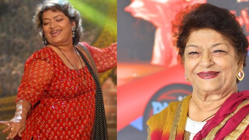 গতকাল গভীর রাতে প্রয়াত হলেন সকলের প্রিয় মাস্টারজি সরোজ খান। ১৭ জুন থেকেই বান্দ্রার গুরুনানক হাসপাতালে ভর্তি ছিলেন তিনি। গতকাল গভীর রাতেই হৃদরোগে আক্রান্ত হয়ে প্রয়াত হয়েছেন সরোজ খান। নিজের হাতে করে যাদের বি-টাউনে গড়েছিলেন সেই কিংবদন্তির মৃত্যুতে শোকের ছায়া নেমে এসেছে টিনসেল টাউনে।
