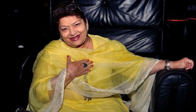 খুব কম লোকেই জানেন সরোজ খানের আসল নাম নির্মলা নাগপাল। তার বাবার নাম কিশনচাঁদ সাধু সিংহ ও মায়ের নাম ননি সাধু সিংহ। দেশভাগের পরই পাকিস্তান থেকে ভারতে চলে আসেন সরোজের পরিবার। মাত্র ৩ বছর বয়স থেকেই শিশুশিল্পী হিসেবে চলচ্চিত্রে কাজ শুরু করেছিলেন সরোজ খান। তারপর থেকেই শুরু হয় জীবনের আসল যুদ্ধ।