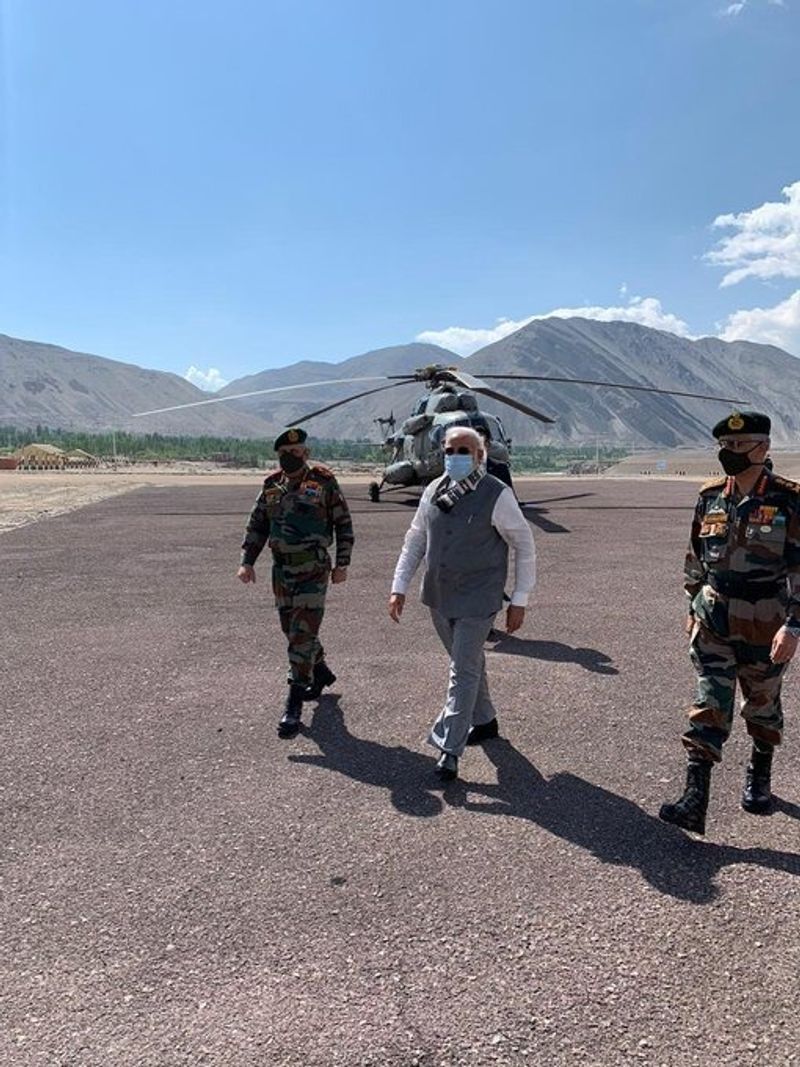 तस्वीर लेह एयरपोर्ट की है। जब पीएम मोदी यहां पहुंचे तो सूट में थे। 