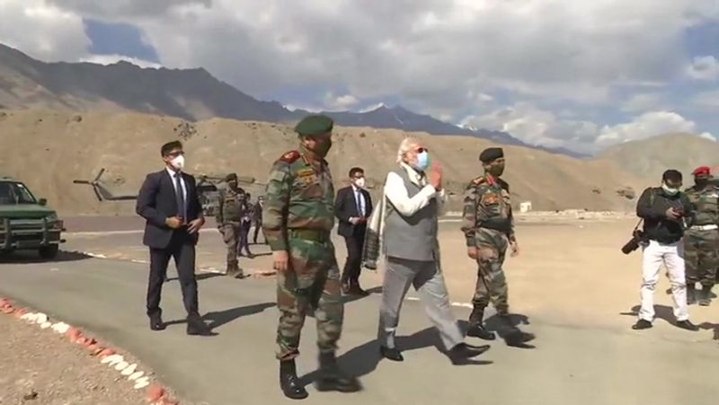 लेह एयरपोर्ट के बाद जब पीएम मोदी आर्मी कैंप पहुंचे तो हाथ जोड़कर वहां के लोगों का अभिवादन स्वीकार किया। 