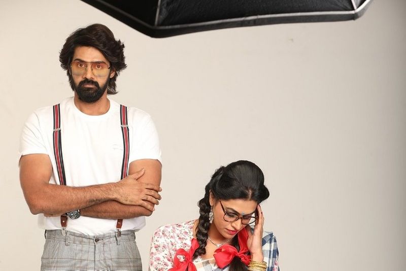ఈ క్రమంలో మరో ముదురు బెండకాయ ముప్పై మూడేళ్ల రామకృష్ణ (నవీన్ చంద్ర) తెనాలి నుంచి ఉద్యోగం నిమిత్తం హైదరాబాద్ వస్తాడు.పల్లెటూరి అమాయకత్వం ఇంకా వదిలించుకోని... అతనికి ఉన్న ఊళ్లో ఏ సంబంధంసెట్ కాదు. ఏజ్ సమస్యలు, ఫ్యామిలీ ప్రాబ్లమ్స్ వల్ల పెళ్లి ఆలస్యమవుతూ ఉంటుంది. ఆ బెంగలో అతనుంటాడు. వేర్వేరు నేపధ్యాలు నుంచి వచ్చిన వీళ్లిద్దరూ, వ్యక్తిగతంగానూ విభిన్న ధృవాలు. అయితే విధి వీరిద్దరిని.. ఒకే చోట కలిసి పనిచేసేలా చేస్తోంది.