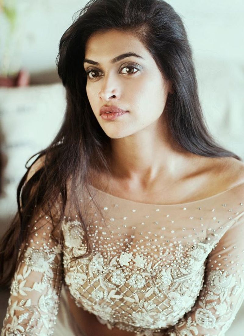 సాధారణంగా రొమాంటిక్ కామెడీలకు ఫలానా అమ్మాయి.. ఫలానా వాడినే చేసుకుంటుంది అని ఫస్ట్ లోనే అర్దమయ్యేలా సెటప్ ఉంటుంది. ఇందులో సస్పెన్స్ ఏమీ ఉండదు. అయితే వీళ్లద్దరూ ఒకటయ్యే పరిస్దితుల్లోనే రకరకాల సమస్యలను ఏర్చి, కూర్చి కాంప్లిక్ట్ క్రియేట్ చేస్తారు. అలాగే ఈ సినిమాలో హీరో, హీరోయిన్ పాత్రలు రెండూ స్ట్రాంగ్ గా డిజైన్ చేసారు. దాంతో ఎక్కడా బోర్ కొట్టకుండా క్లైమాక్స్ వరకుకర్సర్ ముందుకు లాక్కెళ్ల కుండా చూసేస్తాం.