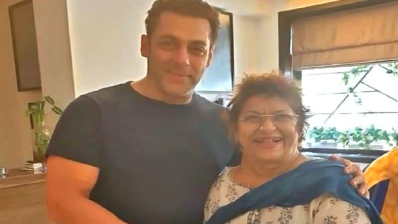 টানা কুড়ি বছর কোনও কাজ করেননি তাঁরা। পরে অবশ্য আর্থিক সমস্যায় পড়তেই সরোজজি সলমনের কাছে সাহায্যের হাত বাড়িয়েছিলেন। সেই সময় সাহায্য করেন সলমন এবং নিজের ছবিতে সোরজ খানের কোরিওগ্রাফি রাখেন।