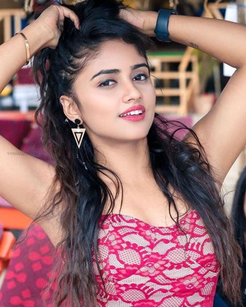 కుటుంబ విషయాలను నిషా ఎప్పుడూ సీక్రెట్గానే ఉంచింది. అంతేాకాదు తన స్టేటస్లోనూ సింగిల్ అనే చూపిస్తుంది. అయితే మీడియాలో మాత్రం తనతో కలిసి టిక్ టాక్ వీడియోల్లో కనిపించే విషాల్ పాండేతో నిషా డేటింగ్ చేస్తుందన్న ప్రచారం జరుగుతోంది.