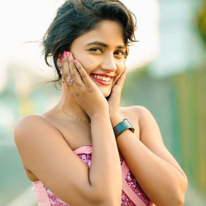 ఇటీవల నిషాదిగా చెపుతున్న ఓ వల్గర్ వీడియో సోషల్ మీడియాలో వైరల్ అయ్యింది. ఓ వ్యక్తితో సన్నిహితంగా ఉన్న వీడియో మీడియాలో హల్చల్ చేయటంతో నిషా బయటకు వచ్చి వీడియోలో ఉన్నది తాను కాదు అంటూ క్లారిటీ ఇవ్వాల్సి వచ్చింది.