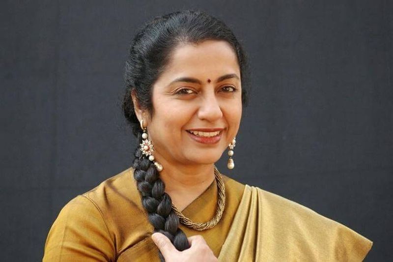 తెలుగు, కన్నడ మలయాళ సినిమాల్లో నటించిన సుహాసిని మణిరత్నం నెన్జథాయ్ కిల్లాదె సినిమాతో తమిళ సినీ పరిశ్రమకు పరిచయం అయ్యింది.