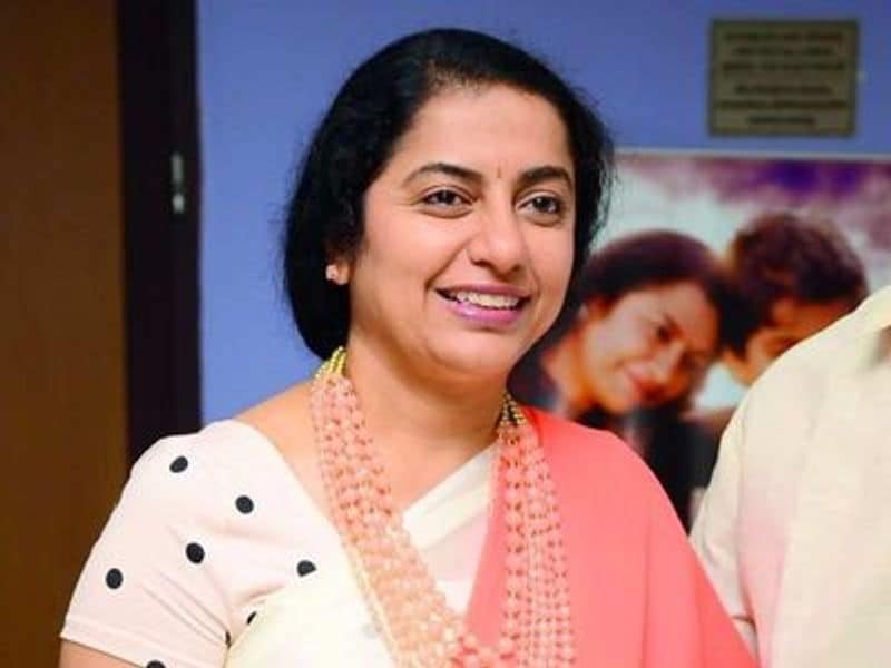 నటి ఎన్నో అద్భుత పాత్రలు పోషించిన సుహాసిని తమిళ సినీ పరిశ్రమలో ఎన్నో రాష్ట్ర అవార్డులను అందుకుంది.