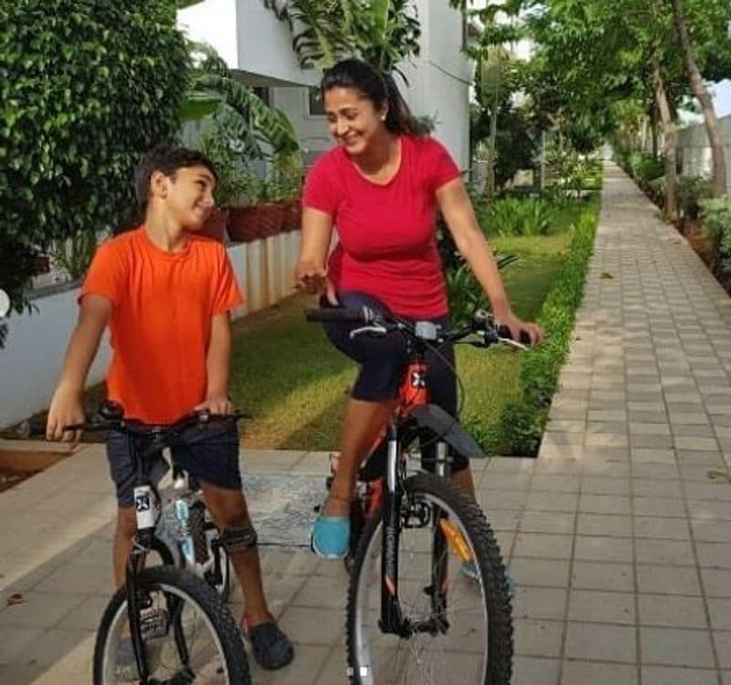 இவருடைய புகைப்படம் பத்திரிக்கை அட்டை படத்தில் வந்ததை பார்த்த, இயக்குனர் சுசி கணேசன் இவருக்கு, 5 ஸ்டார் படத்தில் நடிக்கும் வாய்ப்பை கொடுத்தார். இந்த படத்தை இயக்குனர் மணிரத்னம் தயாரித்திருந்தார் என்பது குறிப்பிடத்தக்கது.