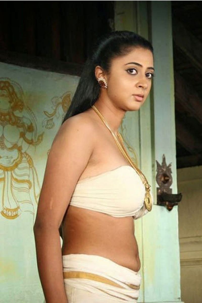 தமிழை தவிர, தெலுங்கு, மலையாளம், கன்னட மொழி படங்களிலும் நடித்து வருகிறார். மலையாள திரையுலகில் நடித்து வருகிறார் என்பது குறிப்பிடத்தக்கது.