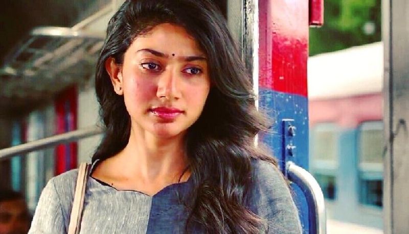 ఏడేళ్ల చిన్నారిపై అత్యంత దారుణంగా అత్యాచారం చేసి హత్య చేసిన సంఘటనపై నిరసనలు వెళ్లువెత్తుతున్నాయి. రెండు రోజుల క్రితం కనిపించకుండా పోయిన ఓ బాలిక దారుణమైన పరిస్థితుల్లో హత్యకు గురైంది. ఈ సంఘటనపై సెలబ్రిటీలు కూడా ఆగ్రహం, ఆవేదన వ్యక్తం చేస్తున్నారు.