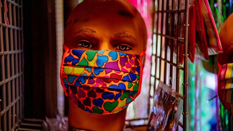 Pune News, a man made gold mask for fighting from Corona kpa