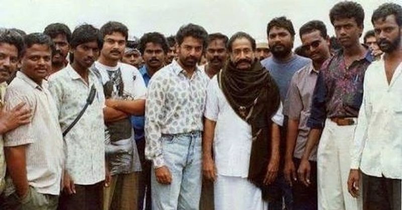 இந்த படத்தில் வேலை செய்த அத்தனை தொழிலாளர்கள் இதில் கே வி ஆனந்த் இருக்கிறார் பாருங்க உதவி ஒளிப்பதிவாளர் 