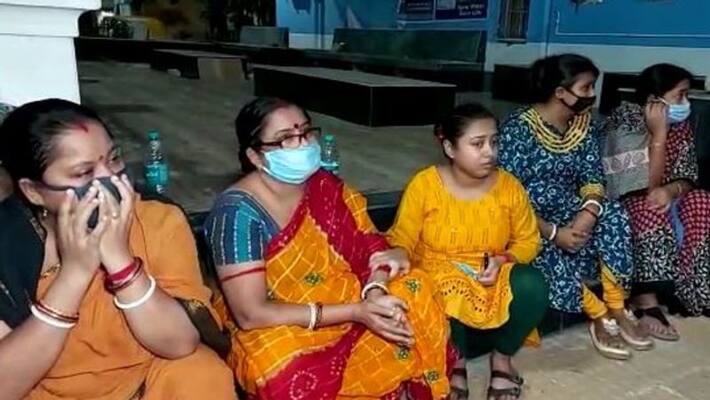 Father jumps off from terrace to save child in Kolkata TD Father jumps off from terrace to save child in Kolkata TD