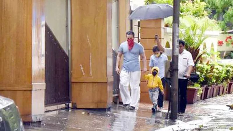 Saif Ali khan hanging Arround on mumbai road with Son Taimur ali khan in Rain See Photos KPY