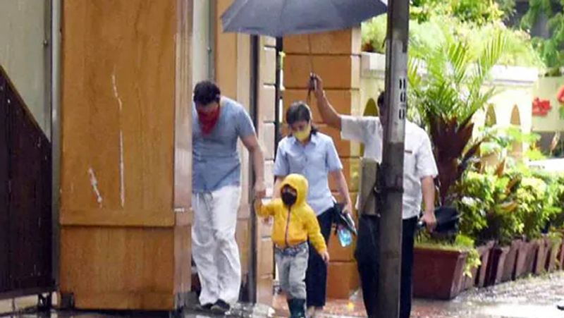 Saif Ali khan hanging Arround on mumbai road with Son Taimur ali khan in Rain See Photos KPY
